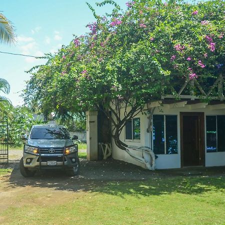 Chalet Castillo El Estor Exterior photo